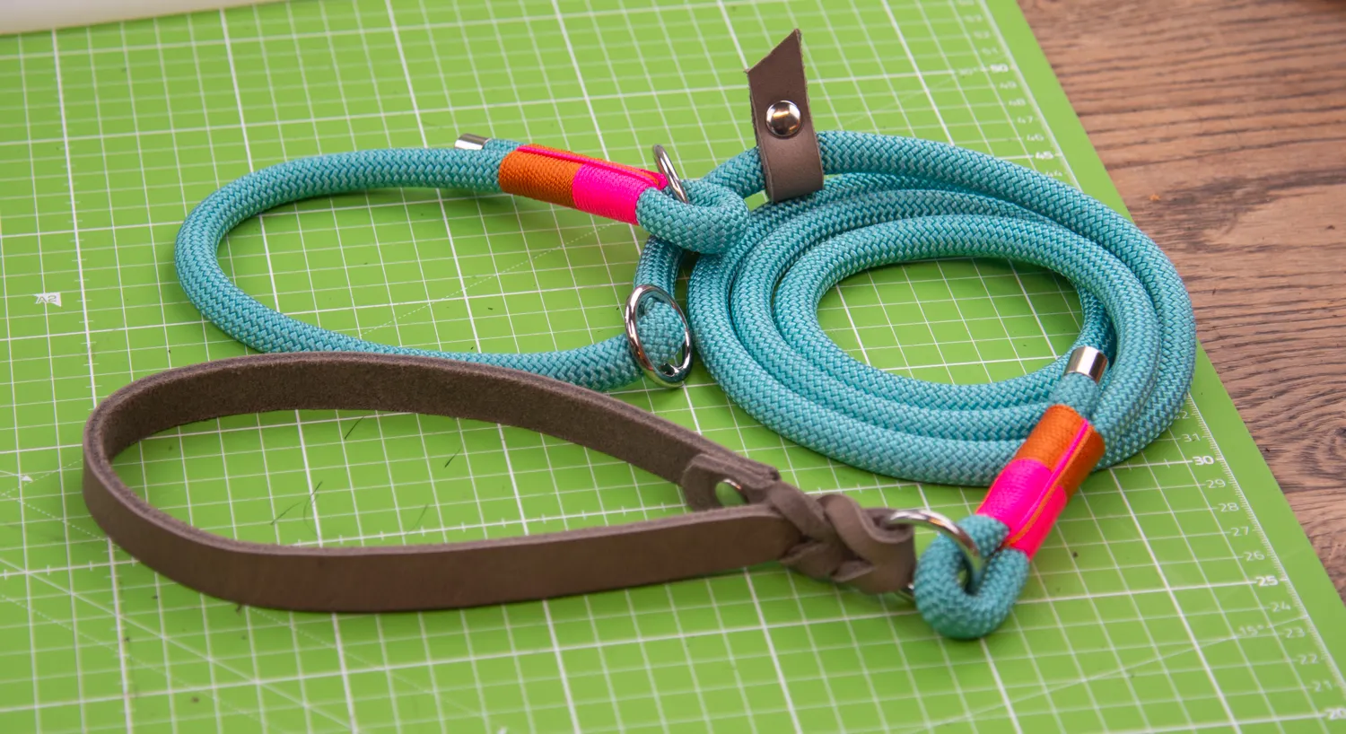 Make a retriever dog leash with leather handle