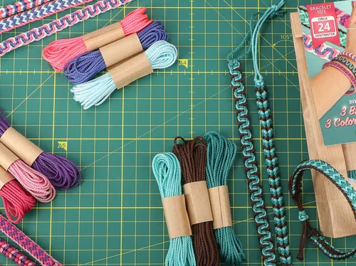 Make your own cute paracord bracelets | DIY kit instructions