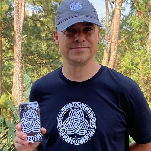 Kruger showcasting a Knotgames t-shirt and Knotgames phone case