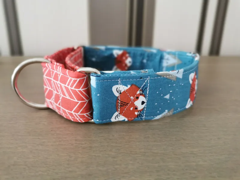 Martingale dog collar of fabric in red and blue